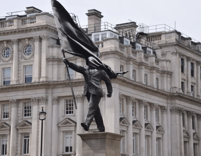 Banksy поставил статую посреди Лондона