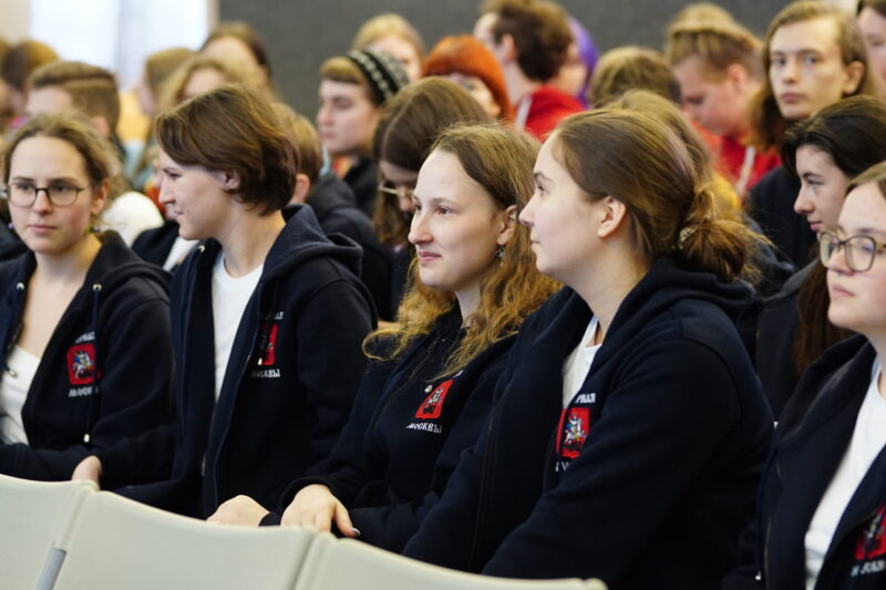 На олимпиаде по иностранным языкам московские школьники получили 80 дипломов