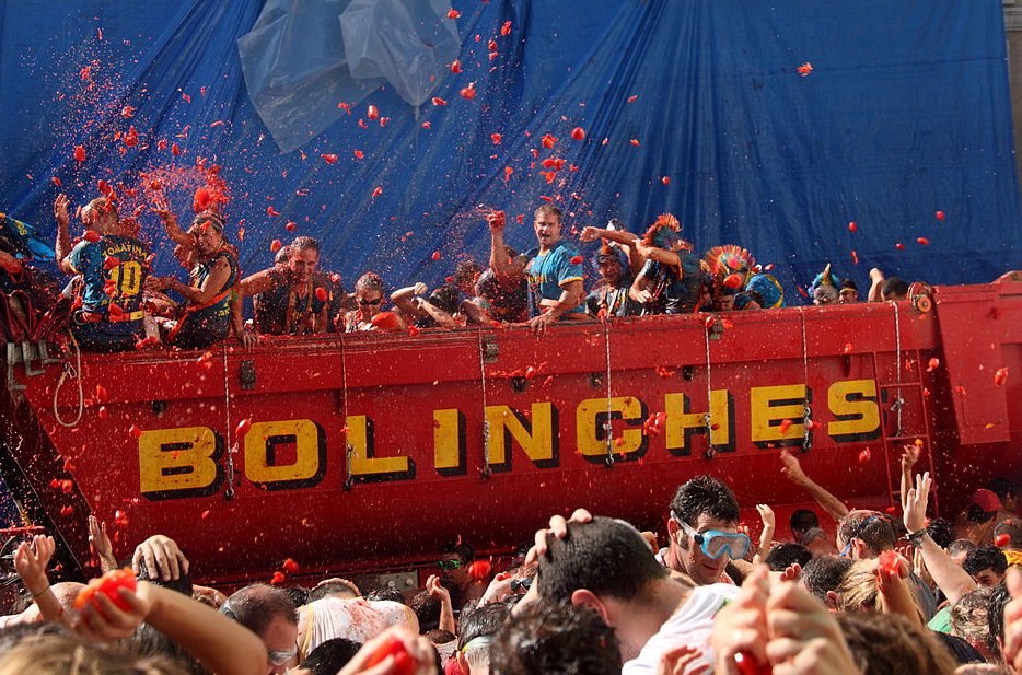 Ежегодная томатная битва вернулась в Буньоль