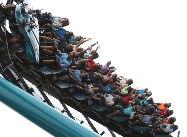 посетители парка аттракционов