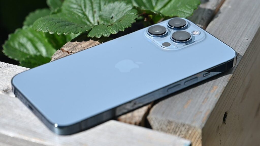 Apple приостановила планы по использованию чипов YMTC в iPhone